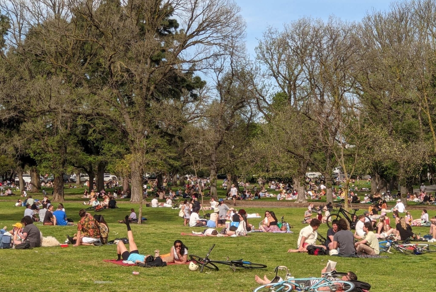 Trải thảm cỏ rộng lớn Edinburgh Gardens là điểm hẹn quen thuộc của giới trẻ Melbourne