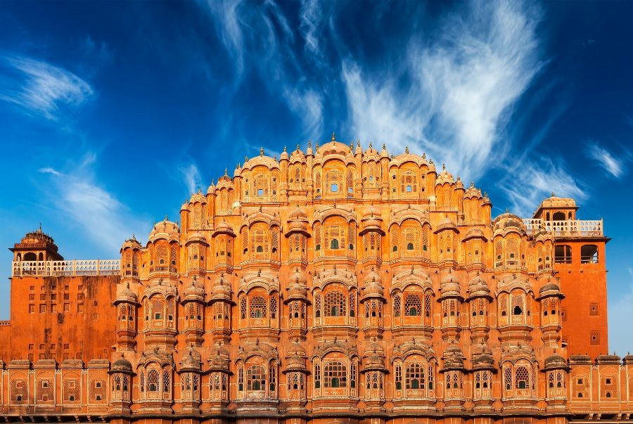 Toàn cảnh cung điện gió Hawa Mahal - biểu tượng kiến trúc nổi bật của thành phố Jaipur