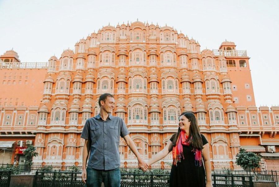 Check-in với toàn bộ khung cảnh cung điện phí tại quán cà phê đối diện