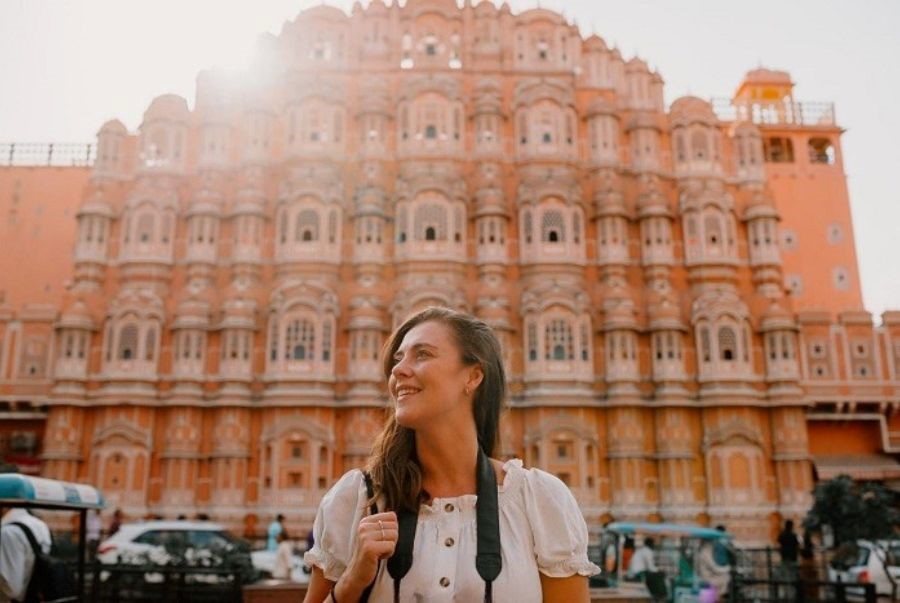 Du khách đừng quên ghé quán cà phê đối diện để có góc chụp trọn mặt tiền