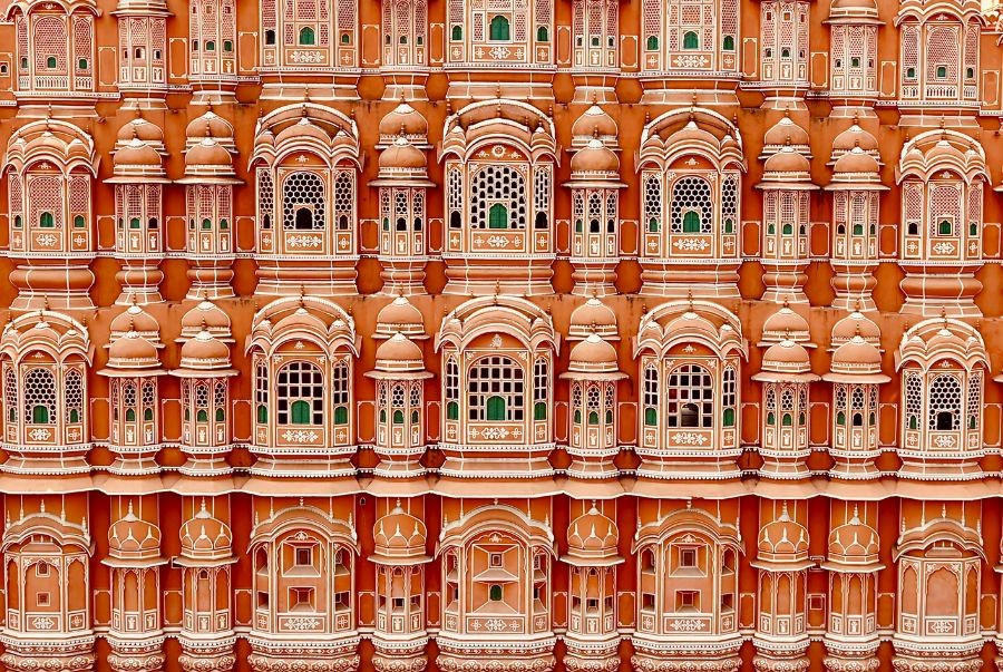 Mặt tiền Hawa Mahal với 953 ô cửa nhỏ xếp đều như một tổ ong khổng lồ