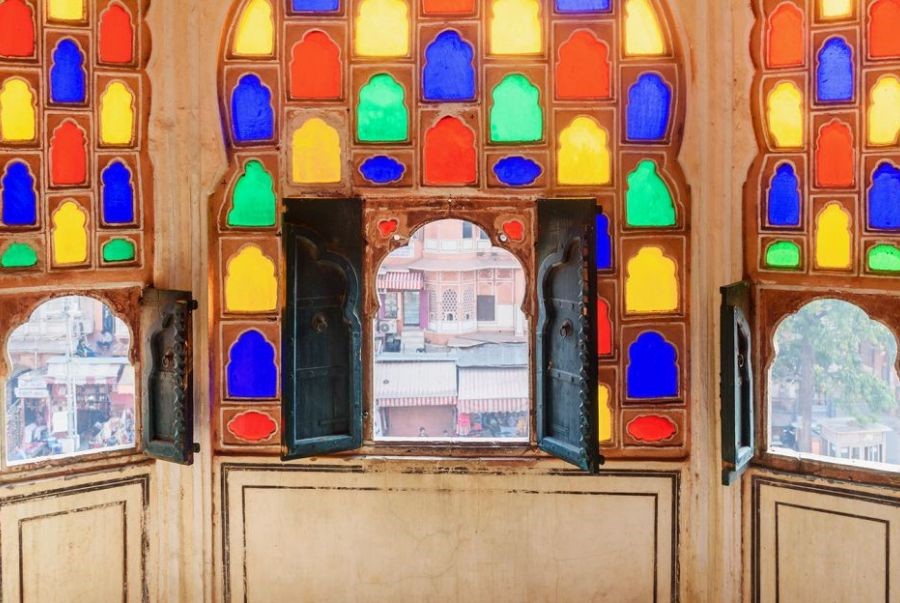 Ô cửa kính màu tạo hiệu ứng ánh sáng lung linh