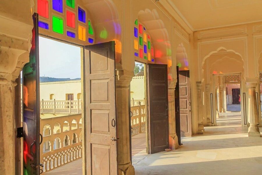 Hành lang Hawa Mahal đón ánh nắng rực rỡ