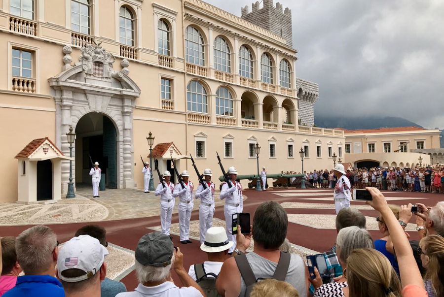Nghi lễ đổi gác ấn tượng tại cung điện Monaco