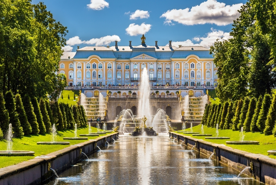 Khu vườn Peterhof được quy hoạch theo bố cục đối xứng