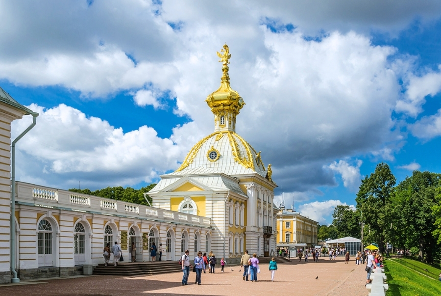 Du khách thường dạo quanh để chiêm ngưỡng vẻ đẹp nơi đây