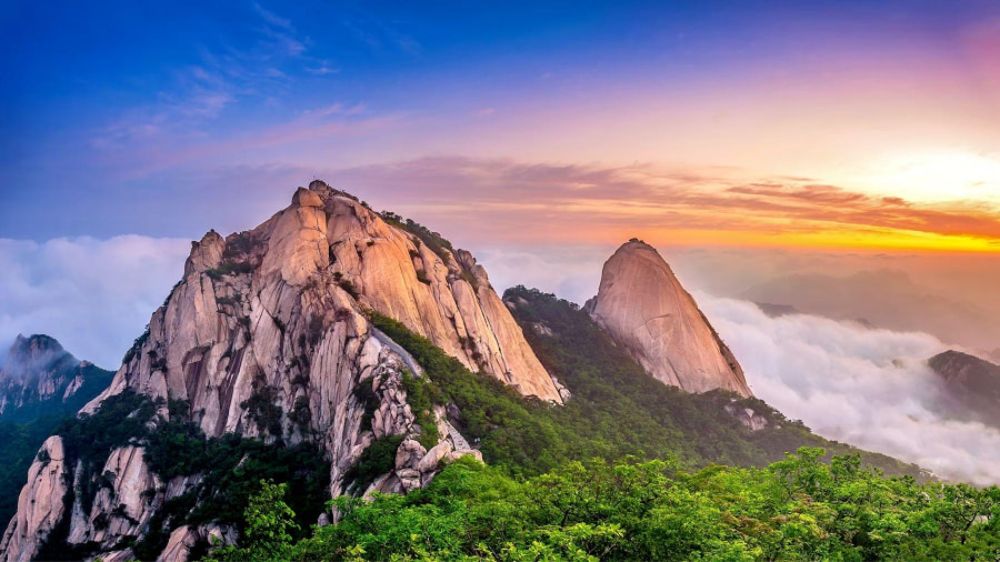 Núi Bukhansan không chỉ là ngọn núi cao nhất mà còn là một trong những điểm đến trekking được yêu thích nhất tại Hàn Quốc
