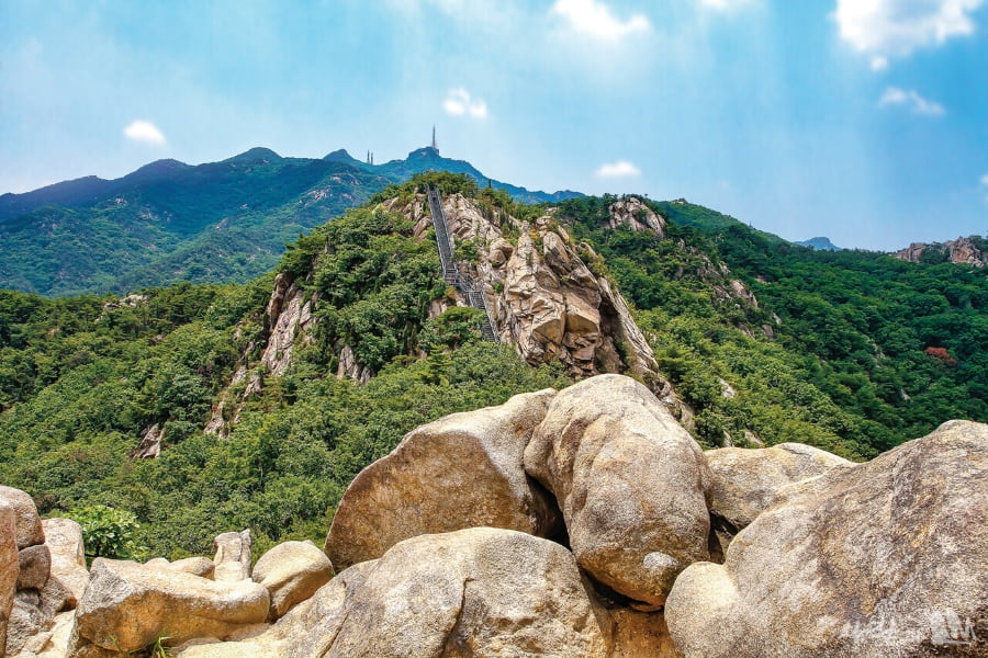 Gwanaksan, với vẻ đẹp hoang sơ giữa lòng đô thị Seoul, là một điểm đến lý tưởng cho những ai yêu thích thiên nhiên