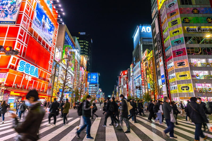 Khám phá Akihabara khi Tokyo về đêm chính là một trải nghiệm thú vị khi được bước vào thế giới huyền ảo, rực rỡ sắc màu