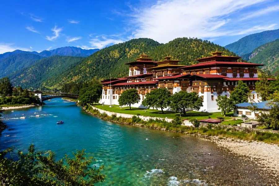 Mùa hè tại Bhutan khoác lên mình một vẻ đẹp tràn đầy sức sống với thảm thực vật xanh mướt