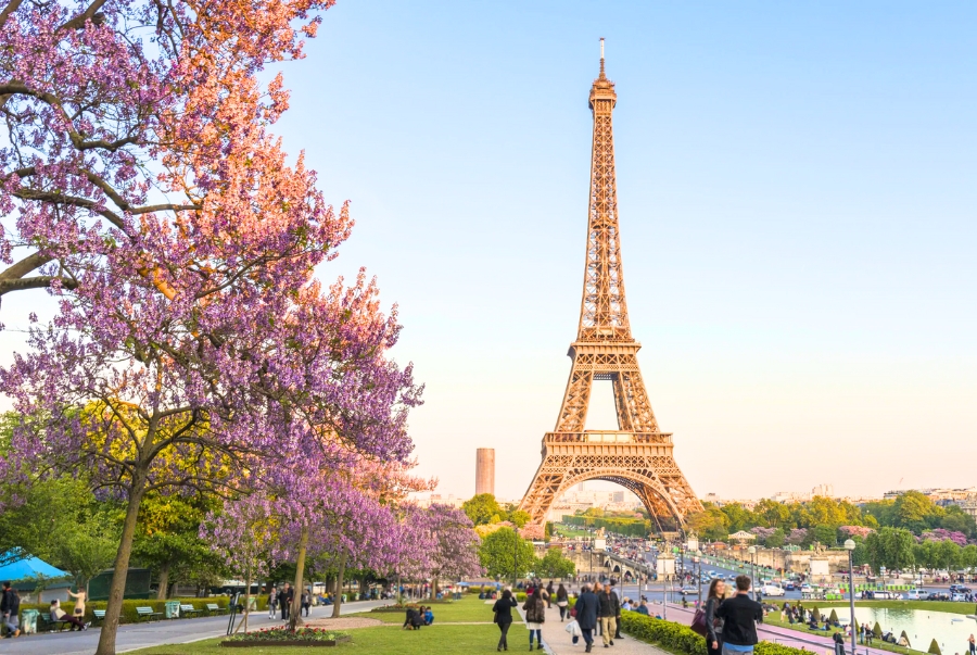 Dạo bộ khám phá thành phố trong không khí dễ chịu