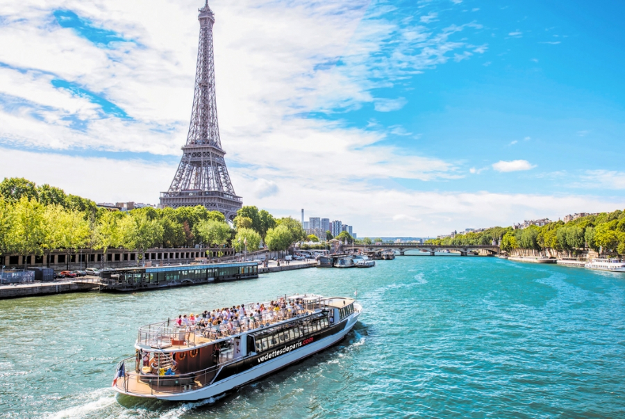 Du thuyền sông Seine là trải nghiệm không thể thiếu khi đến Paris