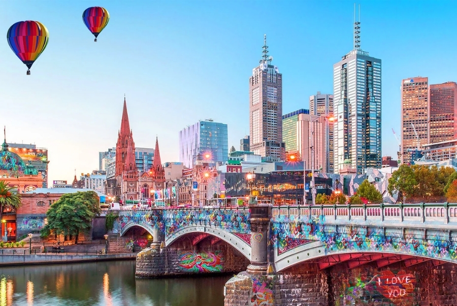 Nhiệt độ ở Melbourne trung bình khoảng 20 đến 26 độ C và đôi khi có những cơn mưa nhẹ