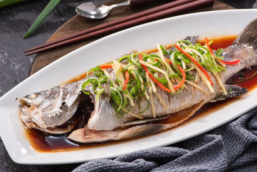 Cá hấp nguyên con tượng trưng cho sự dư dả và thịnh vượng trong năm mới