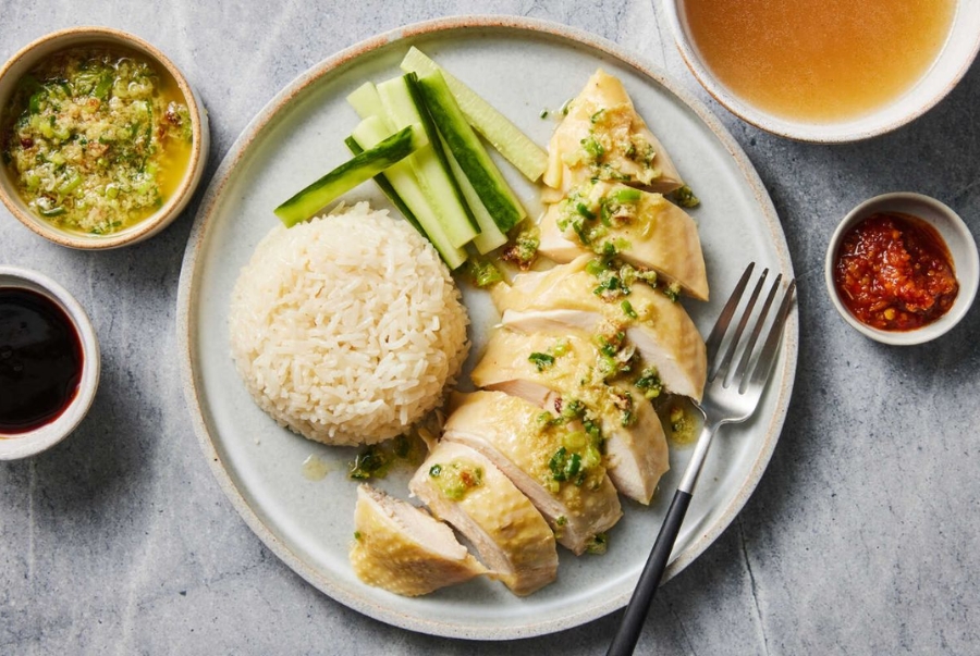 Cơm gà Hải Nam là một món ăn có nguồn gốc từ Trung Quốc nhưng lại rất phổ biến trong ẩm thực Malaysia