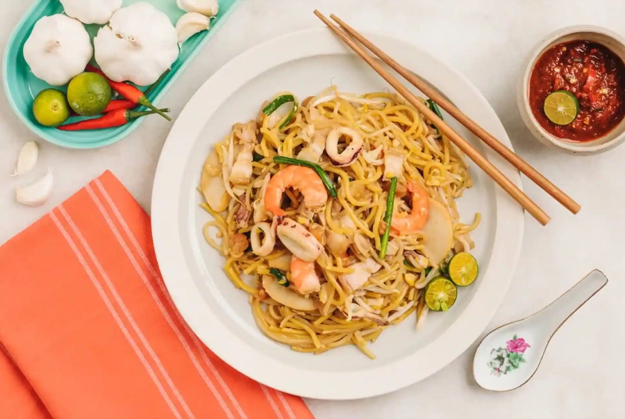 Hokkien Mee có nguồn gốc từ người Phúc Kiến nhập cư sau đó được biến tấu để phù hợp với khẩu vị địa phương