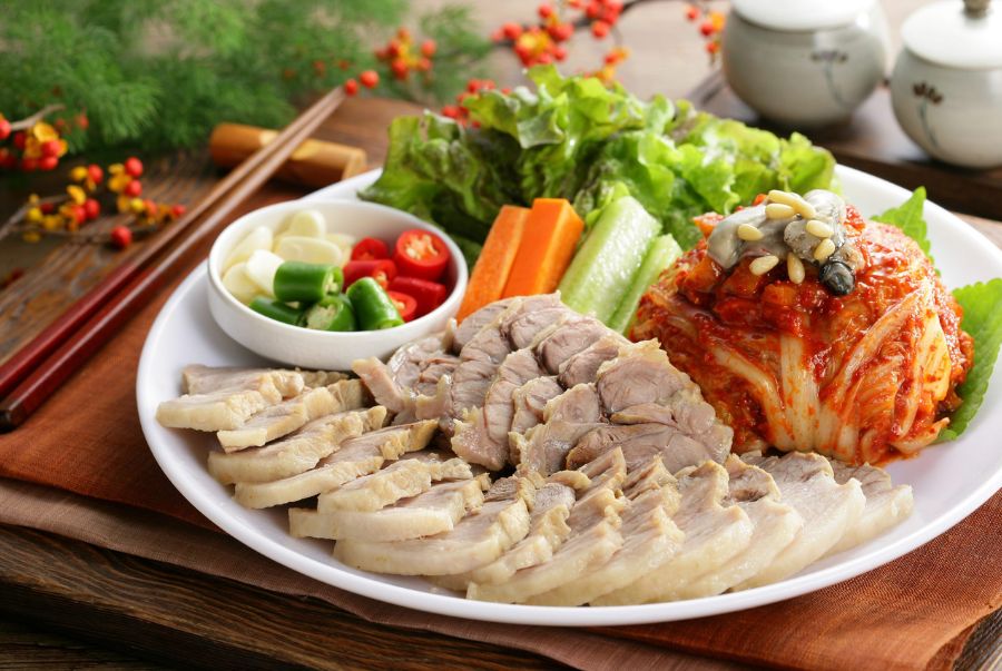 Bossam là món thịt heo luộc truyền thống của Hàn Quốc với nhiều nguyên liệu khác nhau