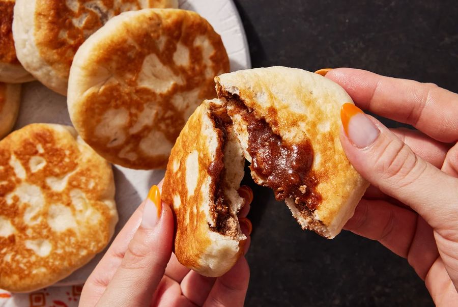 Hotteok là món bánh rán ngọt nổi tiếng của Hàn Quốc với phần nhân cuốn hút