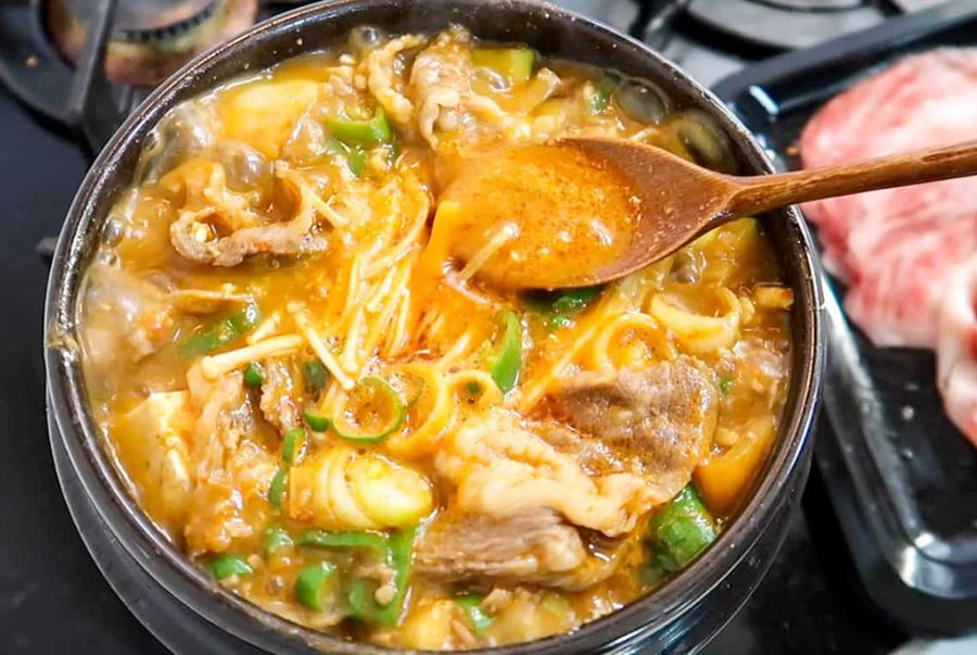 Doenjang-jjigae là một trong những món canh truyền thống nổi tiếng được nấu từ tương đậu Hàn Quốc
