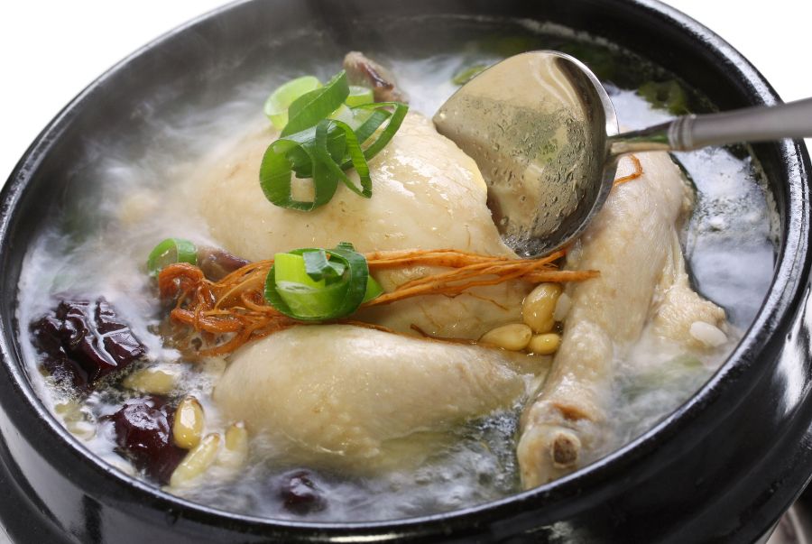 Samgyetang là món gà nguyên con được hầm nhừ với nhân sâm, táo tàu, gạo nếp cùng các loại thảo dược quý