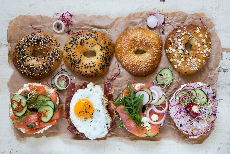 Bagel là món ăn sáng phổ biến rất được dân địa phương yêu thích