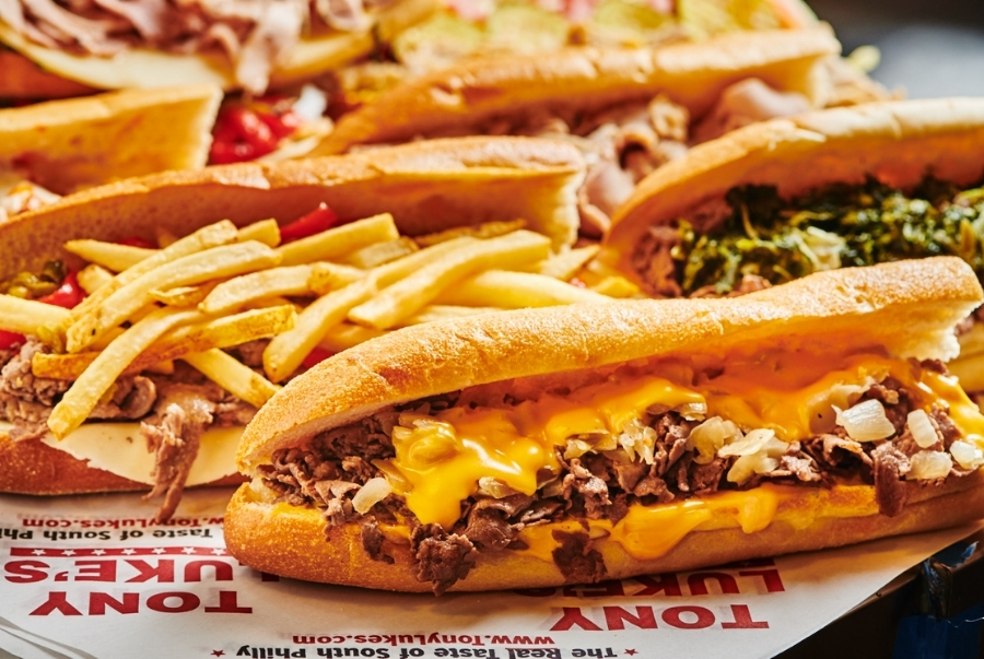 Philly Cheesesteak là món bánh kì kẹp bò và phô mai