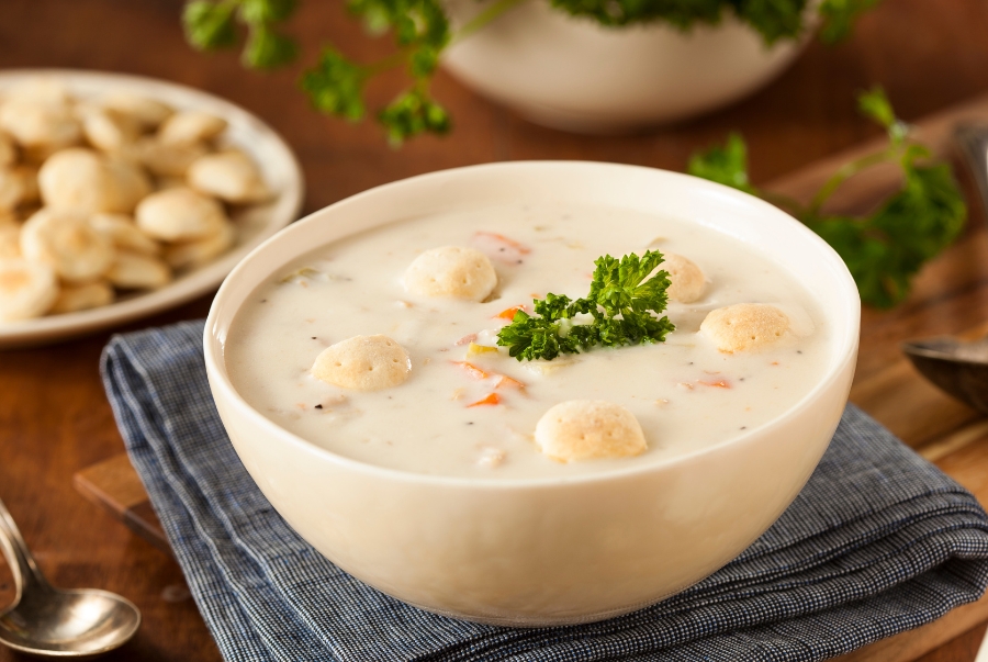 Clam Chowder New England là món súp nghêu sánh mịn béo ngậy làm ấm lòng du khách