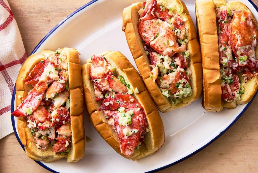 Lobster Roll là món ăn đặc sản Maine nổi tiếng với tôm hùm ngọt chắc và sốt mayo béo ngậy