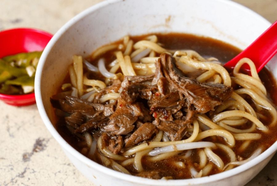 Bạn đừng quên thưởng thức một tô mì vịt thơm ngon đặc trưng của Malacca