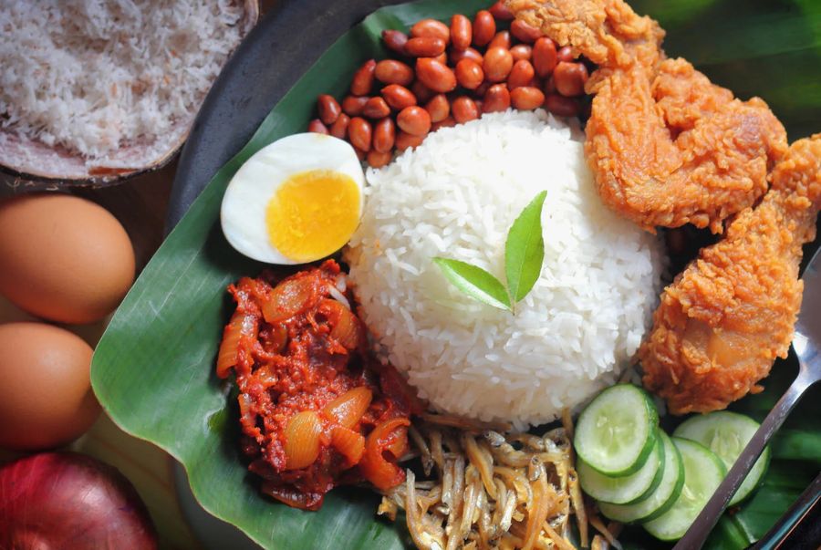 Món cơm cốt dừa Malaysia ăn kèm với nhiều loại topping khác nhau