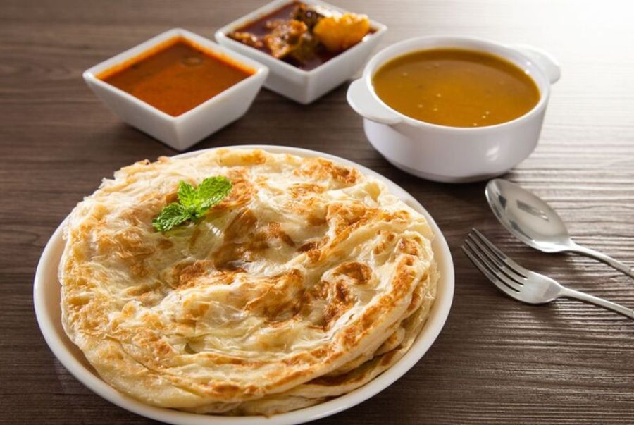 Roti Canai giòn rụm vàng ươm ăn kèm cà ri đậm đà chuẩn vị Malaysia