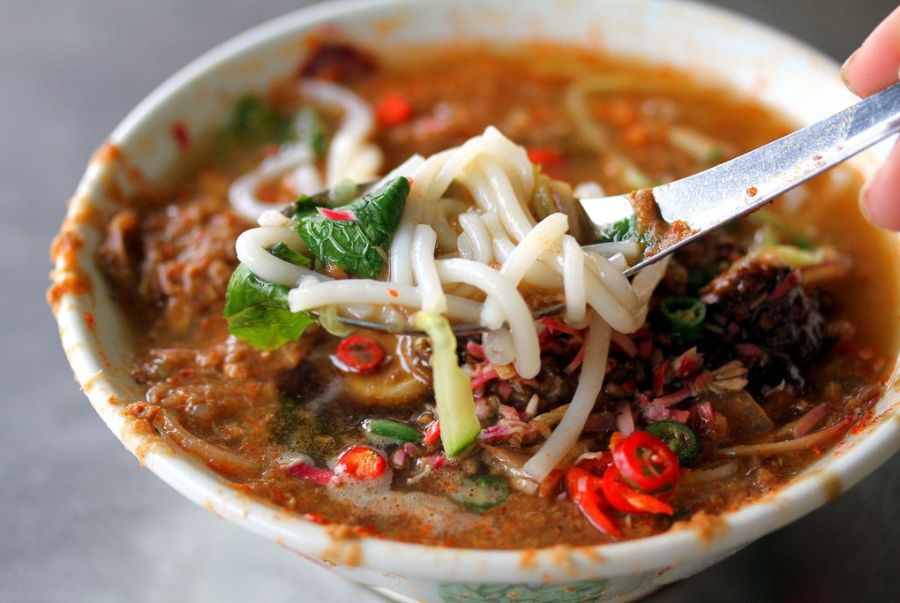 Tô bún cá Asam Laksa nóng hổi với hương vị chua cay