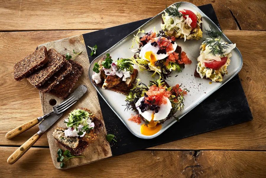 Smørrebrød là một món ăn truyền thống thể hiện sự tinh tế trong cách kết hợp nguyên liệu