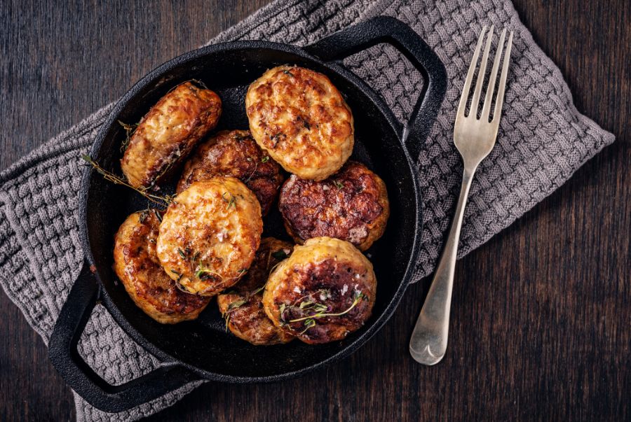 Frikadeller là món ăn được làm từ thịt heo hoặc bò băm, ăn kèm khoai tây nghiền và sốt nâu