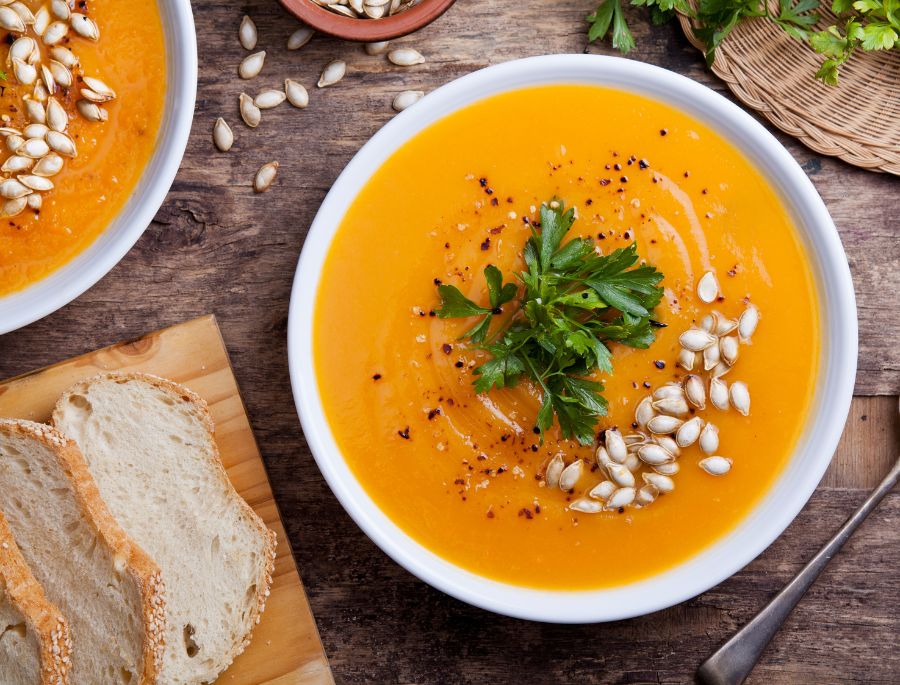 Món súp bí đỏ súp có màu cam rực rỡ kết hợp cùng hương vị mịn màng, béo nhẹ và thơm dịu