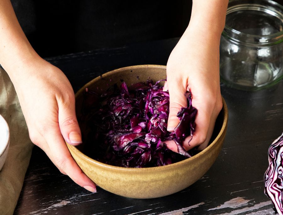 Otkohl được chế biến bằng cách nấu chậm bắp cải tím với giấm táo, hành tây, đinh hương, hạt tiêu