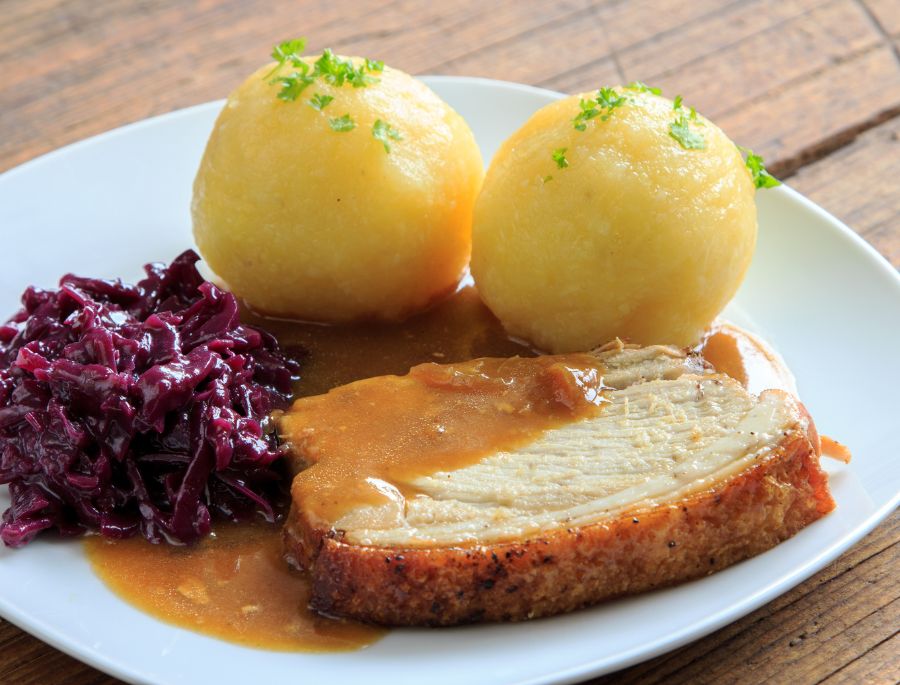 Rotkohl thường được sử dụng kèm các món chính như sườn nướng, vịt quay hay xúc xích