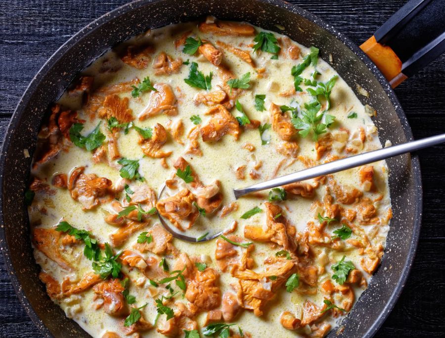 Món ăn có hương thơm tự nhiên từ nấm quyện cùng độ ngậy của kem 