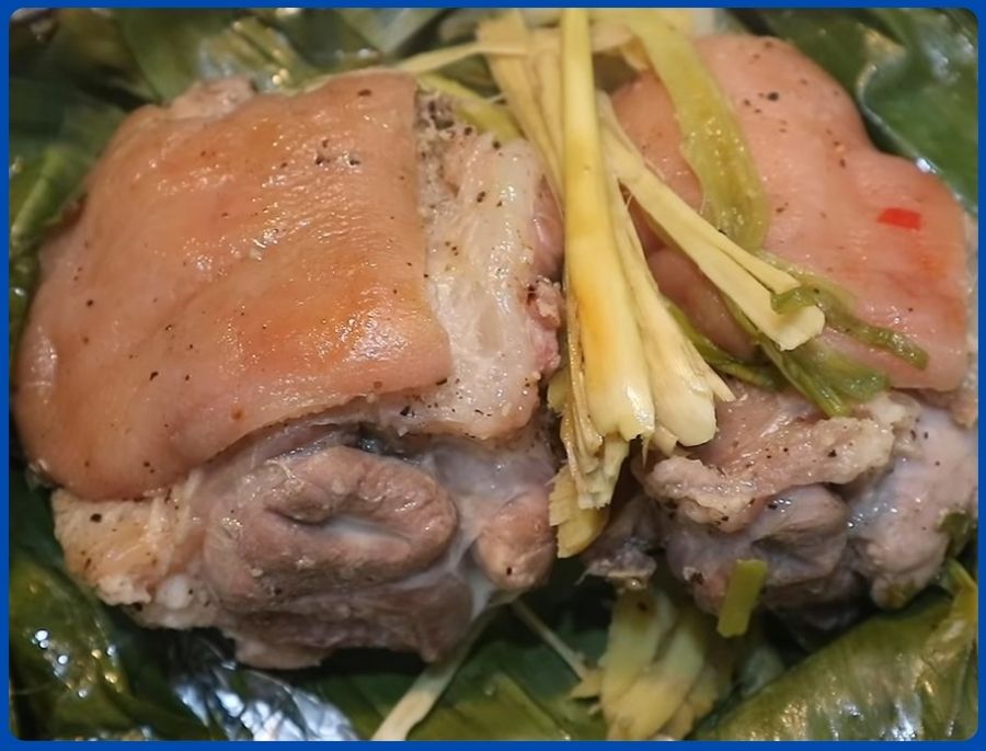 Thịt heo hấp đá có hương thơm đặc biệt, hòa quyện giữa vị béo ngậy và vị thanh của núi rừng