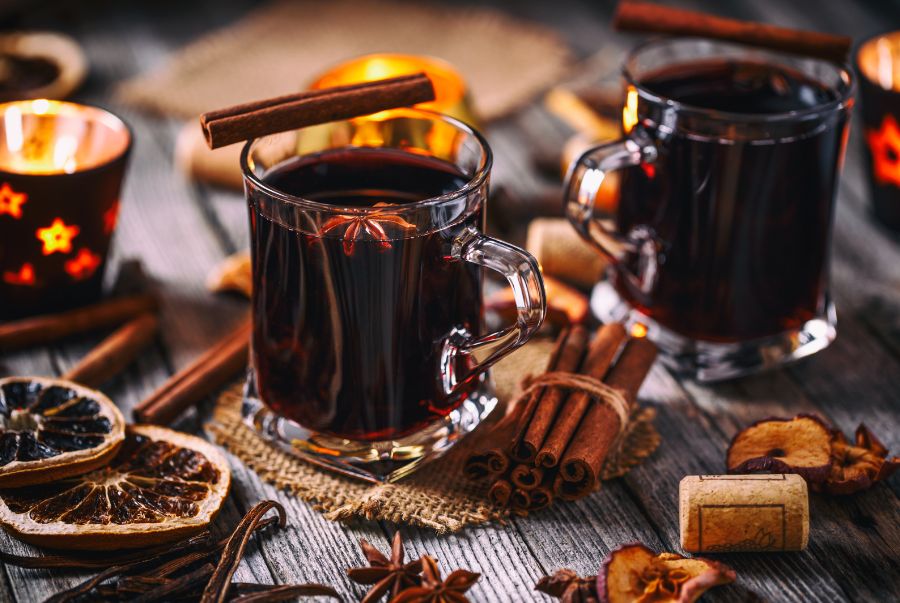 Mulled Wine được làm từ rượu vang đỏ đun nóng nhẹ cùng các gia vị