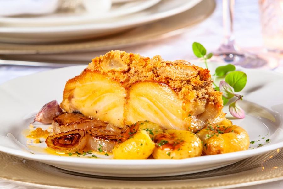 Một đĩa Bacalhau nóng hổi chính là cách tuyệt vời để cảm nhận được sự mộc mạc nhưng sâu sắc trong văn hóa ẩm thực Bồ Đào Nha