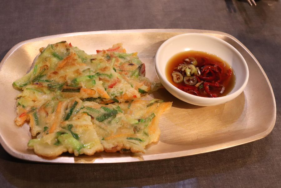 Jeon của Hàn Quốc có hình dáng nhỏ gọn, dày hơn và đa dạng nguyên liệu