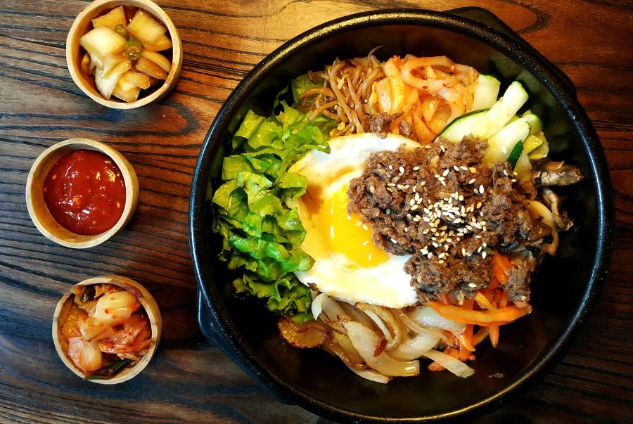 Bibimbap vốn là món cơm trộn truyền thống nổi tiếng của Hàn Quốc
