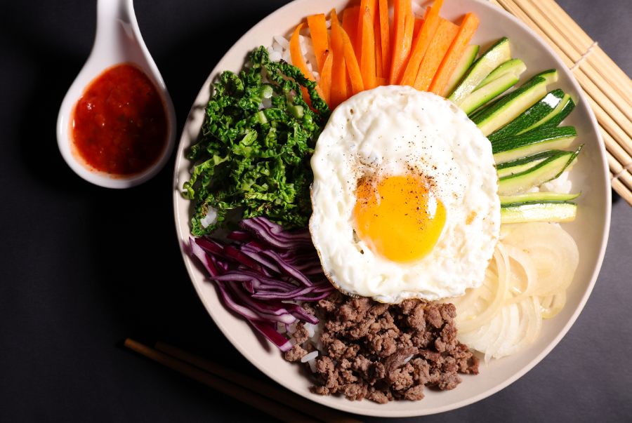 Một phần bibimbap mùa thu sở hữu nhiều nguyên liệu thơm ngon