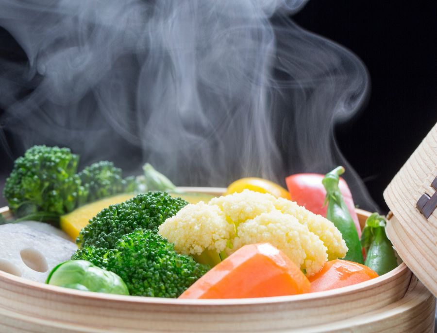 Người đầu bếp vân Nam thường sử dụng phương pháp hấp để giữ được độ ngọt thanh và mùi thơm tự nhiên của nguyên liệu