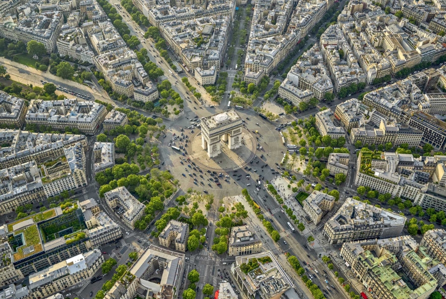 Đại lộ Champs Elysees được xem là trái tim của Paris