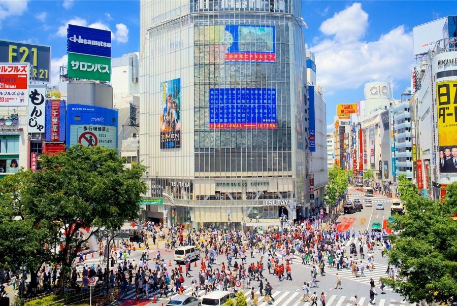 Shibuya Crossing là ngã tư giao thông nổi tiếng nằm trước ga Shibuya