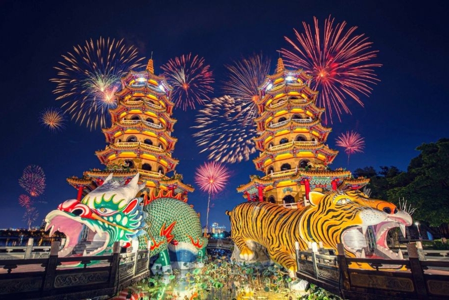 Hồ Liên Trì nổi bật với tháp Long Hổ biểu tượng của sự may mắn và thịnh vượng