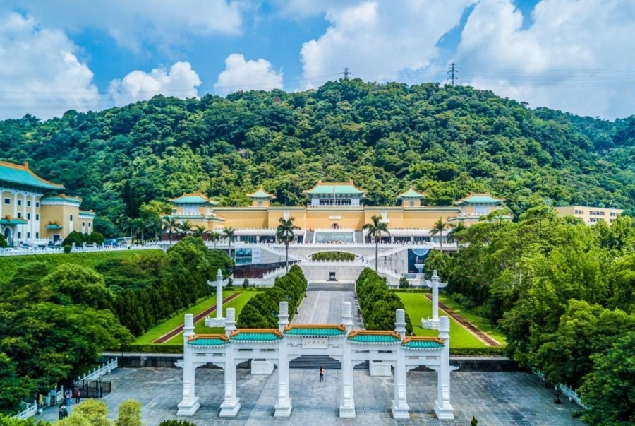 Bảo tàng Cố Cung Quốc gia được xây dựng trên ngọn đồi Shilin và bao quanh khung cảnh thiên nhiên xanh mát