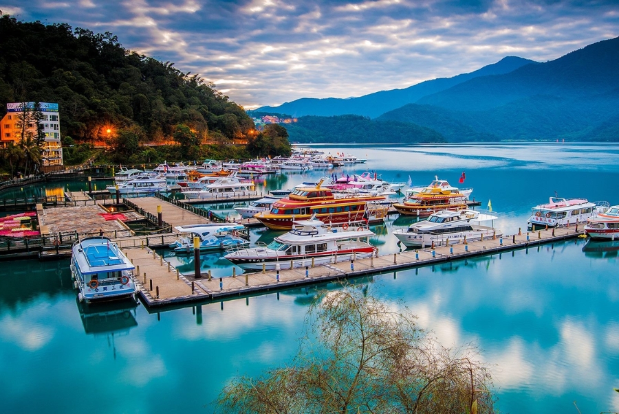 Hồ Nhật Nguyệt là một trong những hồ nước tự nhiên lớn nhất của xứ Đài